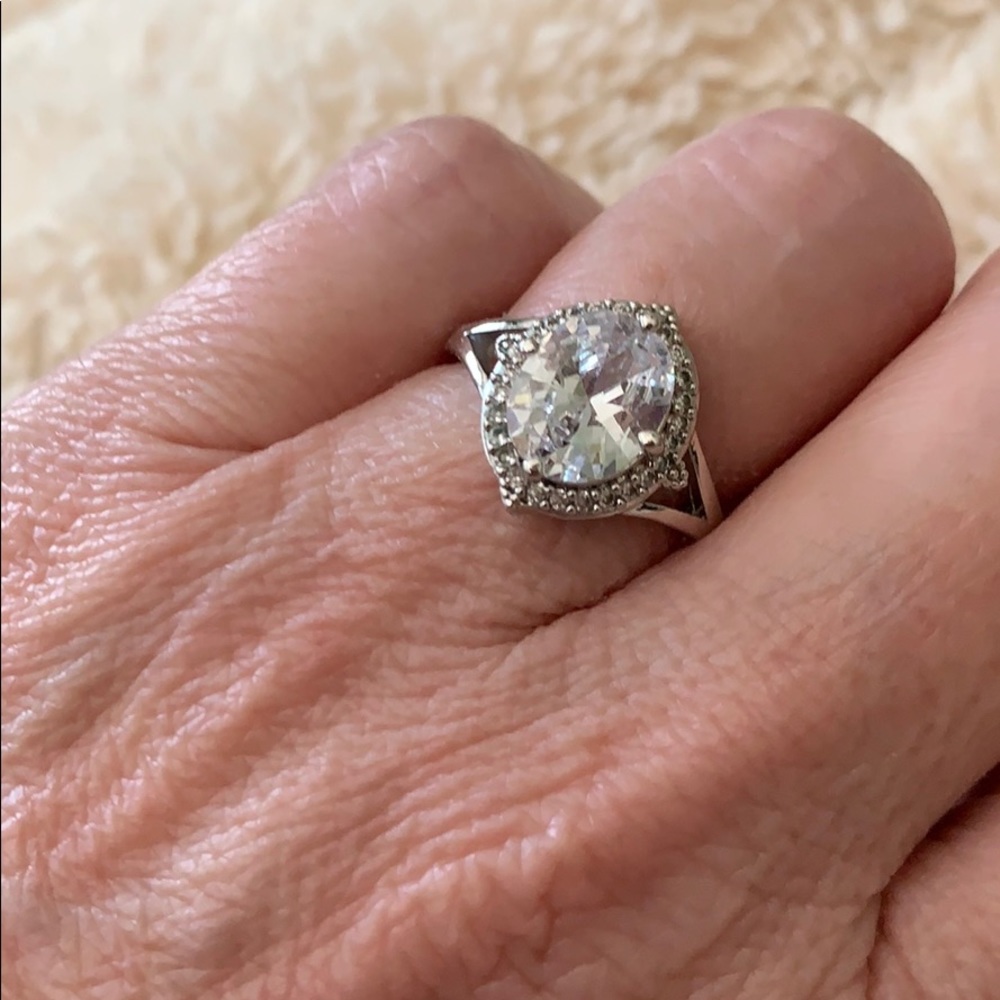 Beautiful ring - Picture 3 of 3